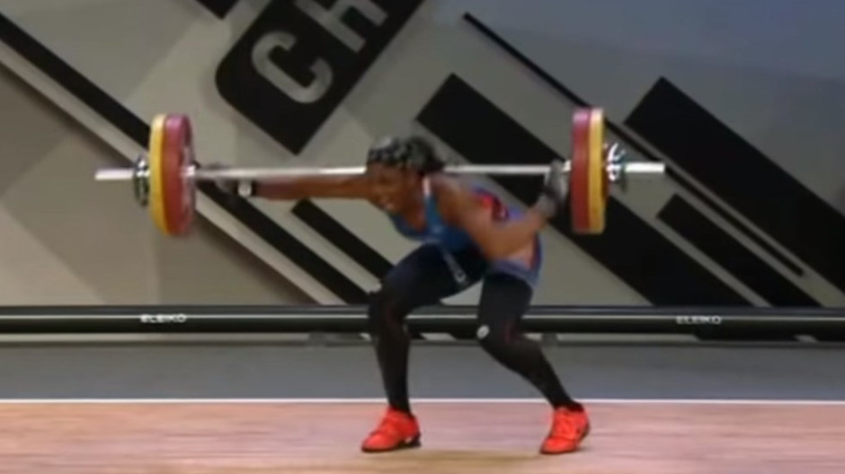 Haltera francesa se fractura el codo en plena competencia