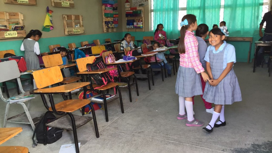 Padres de familia modernizan aulas de clases