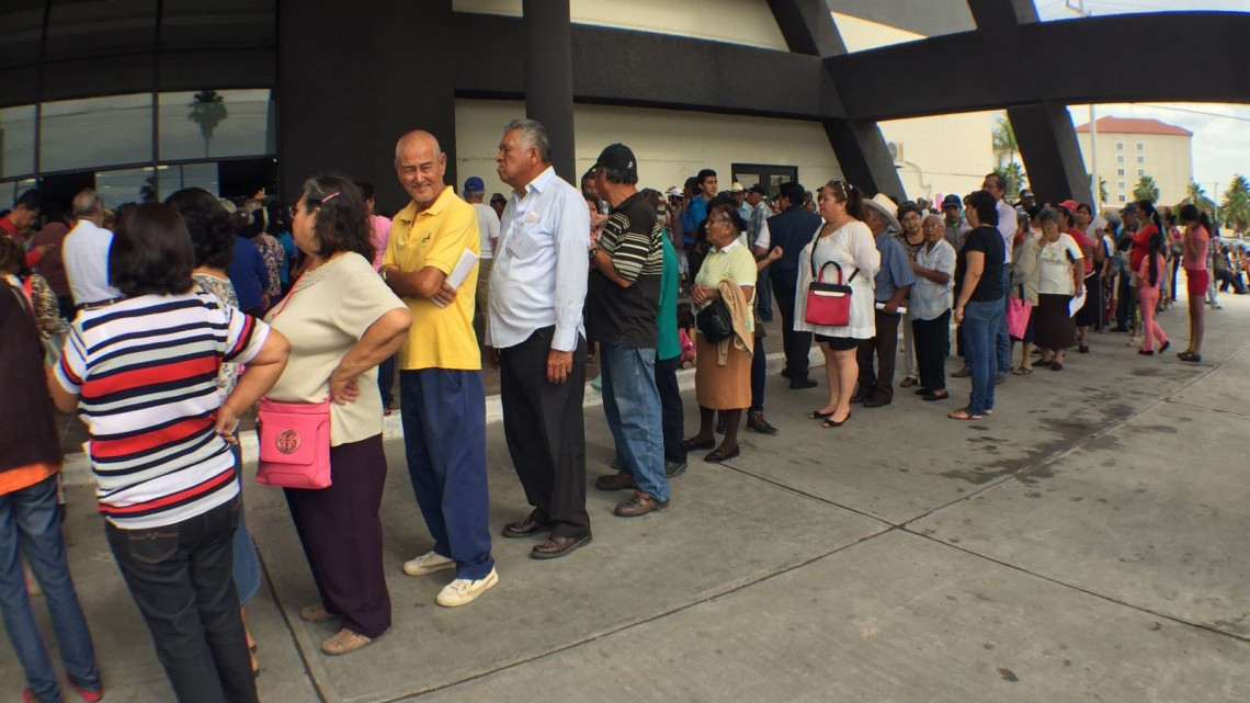 Más de 6 mil abuelitos acuden a cobrar 65 y Más 