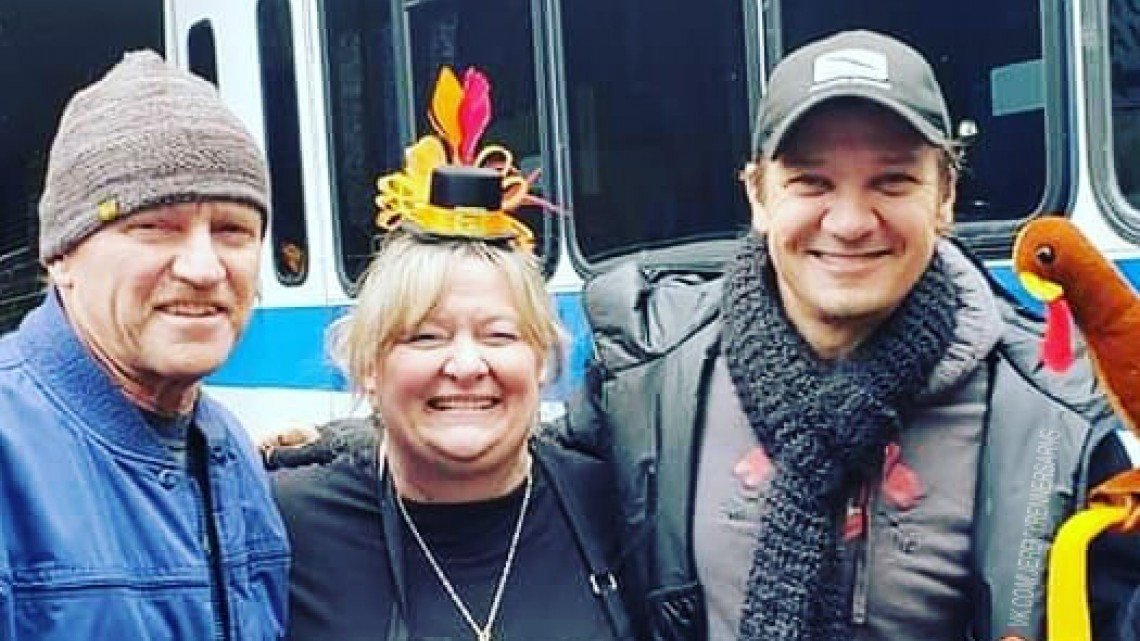 Jeremy Renner y su hija Ava visitan a personas sin hogar