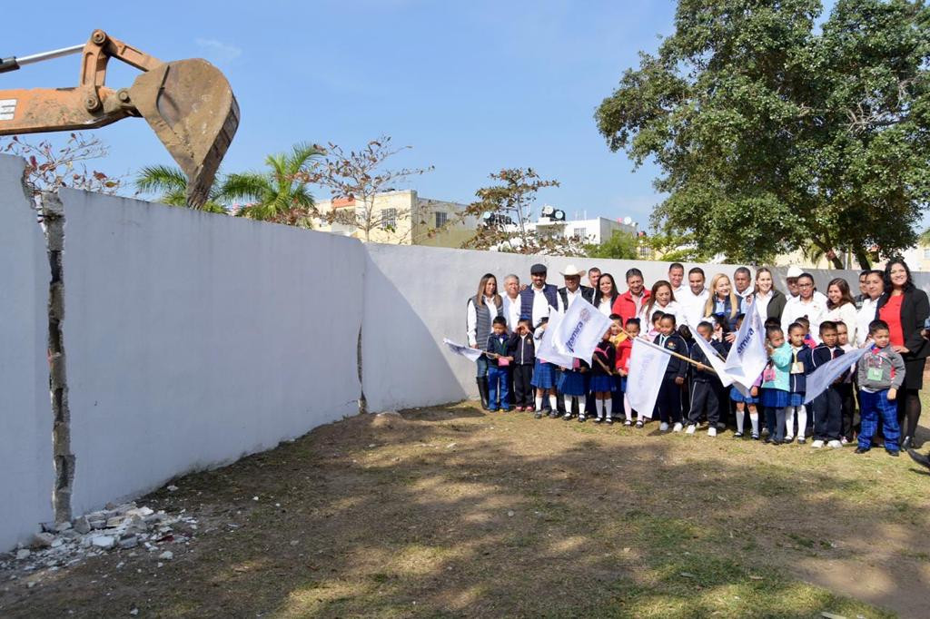 Tumban barda por ser un riesgo para niños de un preescolar