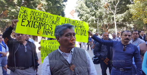 Proveedores de uniformes exigen al gobierno de Oaxaca pago de 134 mdp