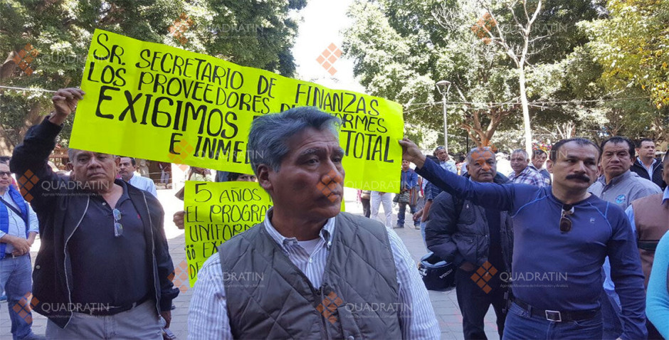 Proveedores de uniformes exigen al gobierno de Oaxaca pago de 134 mdp