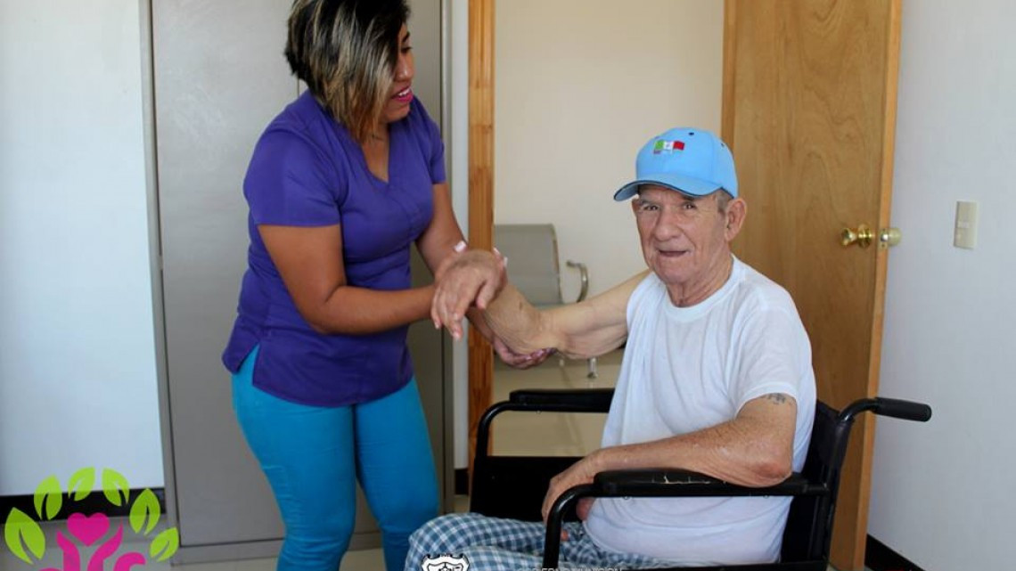 Realizan terapia semanal a abuelitos