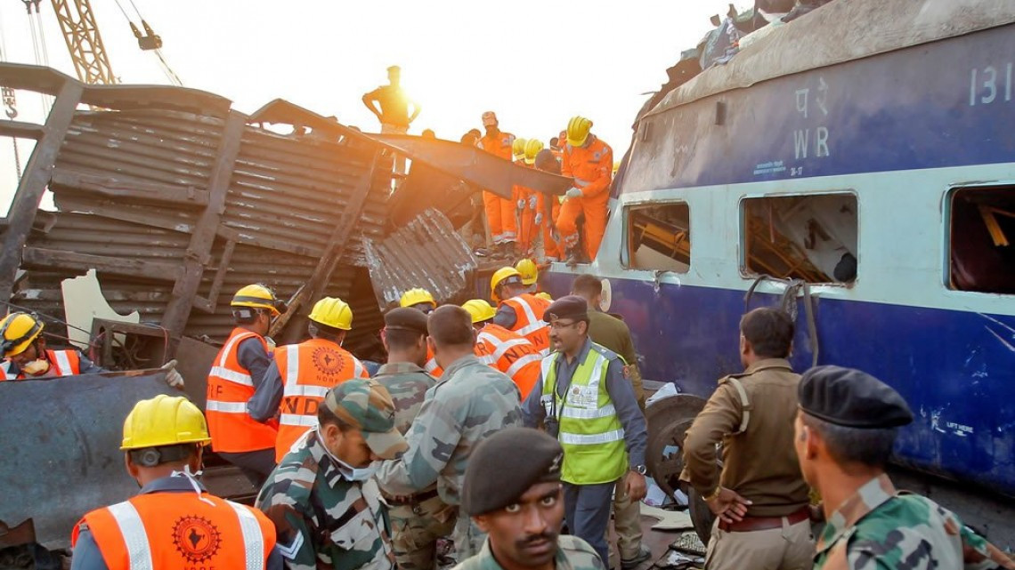 Se descarrilla tren en la India, reportan al menos 23 muertos