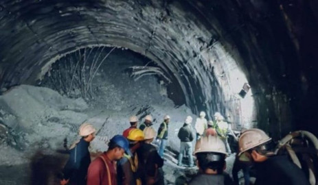 Más de 30 obreros atrapados por derrumbe de un túnel en India