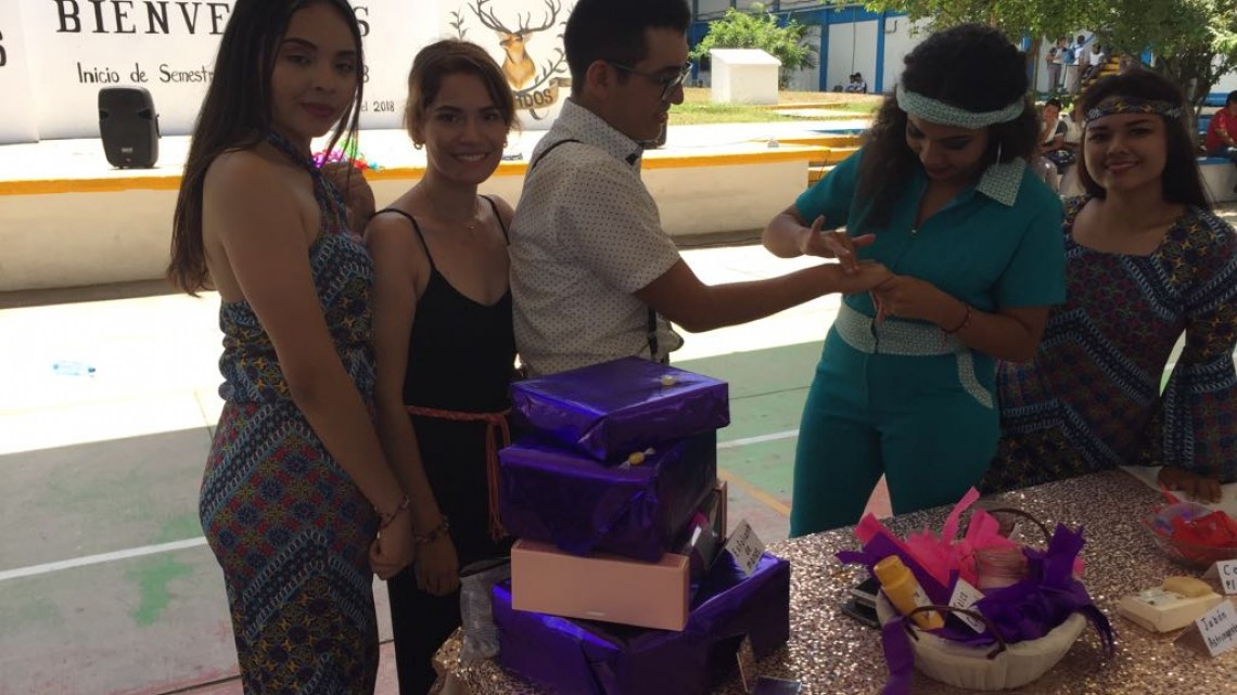 Jóvenes estudiantes aprenden a elaborar productos de limpieza