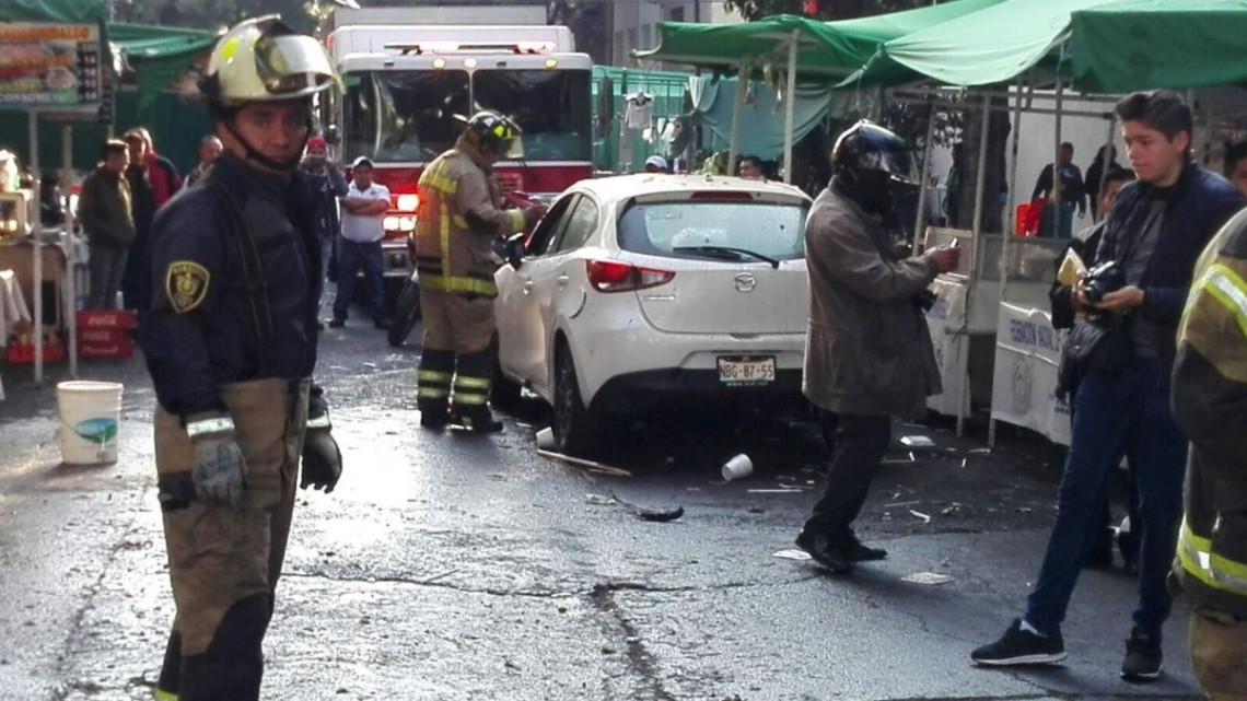Hombre arrolla a personas en un tianguis