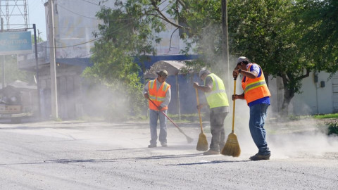 Cuadrillas de limpieza realizan labores