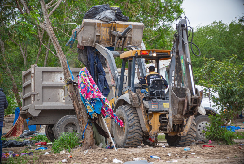 Autoridades municipales realizan limpieza en bordo  del río bravo para evitar problemas de salud pública