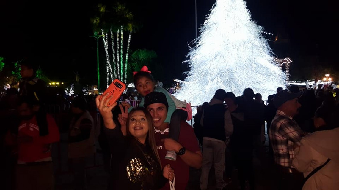 Disfrutan matamorenses de desfile y encendido de pino