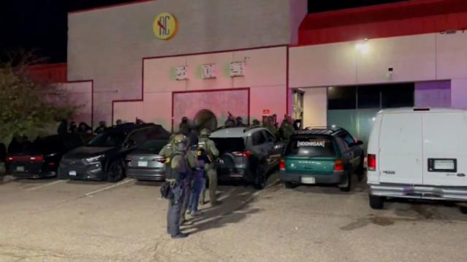 Detienen a más de 100 migrantes tras redada en club clandestino