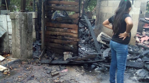 Se quema su casa, queda en la calle y pide ayuda a la ciudadanía 