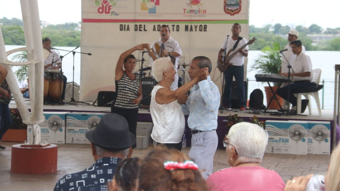 Festeja gobierno municipal y DIF Tampico a adultos mayores