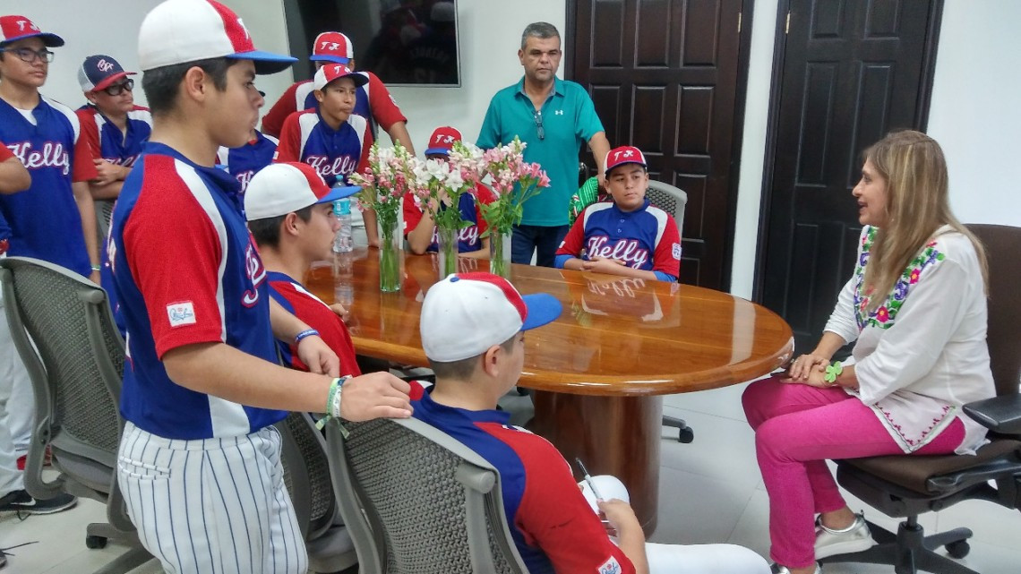 Visitan a alcaldesa jugadores de la Treviño Kelly 
