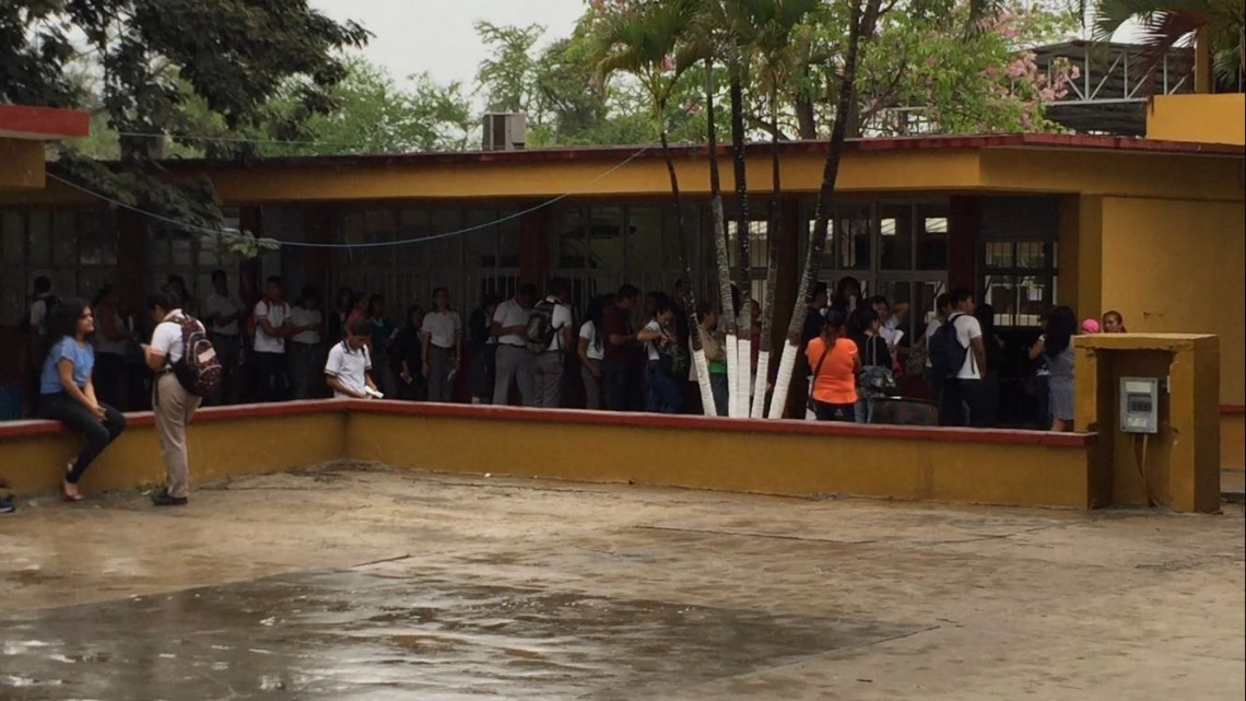 Premian desempeño académico con becas escolares