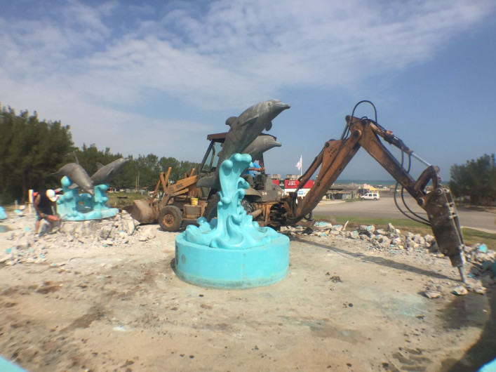 Demuelen rotonda de los delfines en playa Miramar