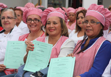 Entregan certificaciones a alumnas de talleres CEDIF