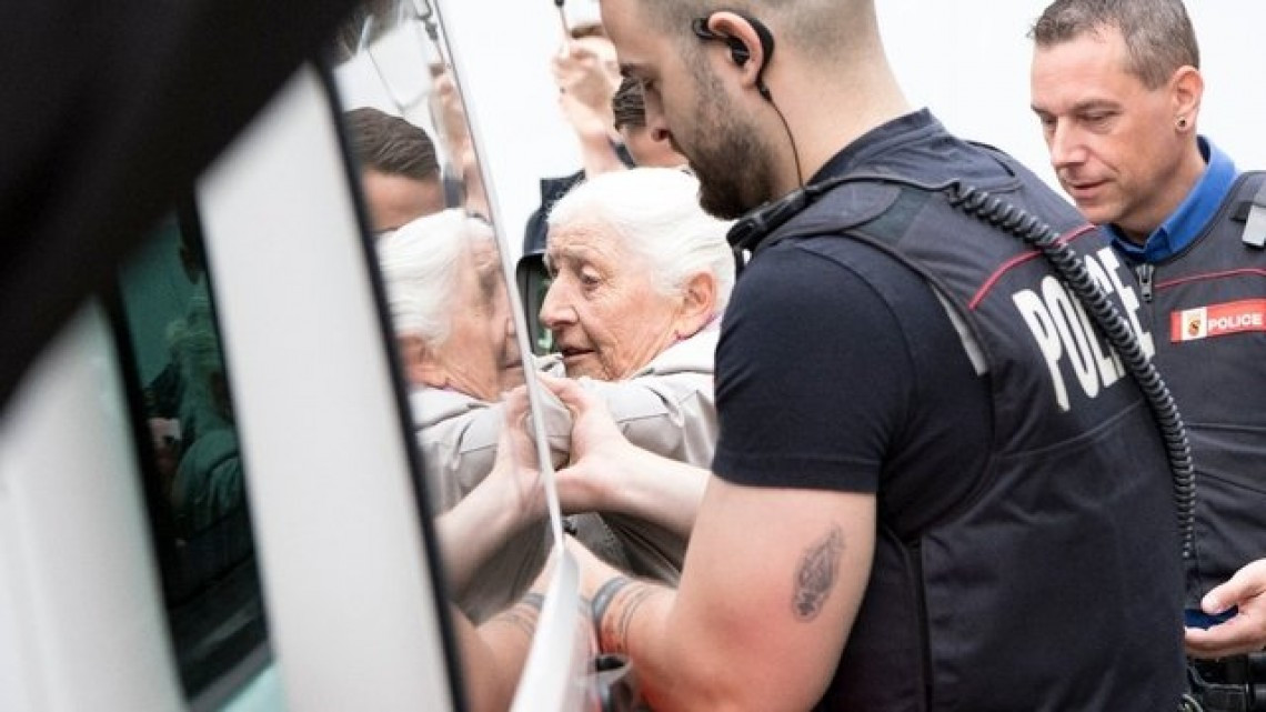 Arrestan a mujer por pintar pared del BNS