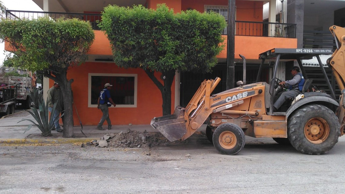 Tapan baches y retiran escombro cuadrillas municipales