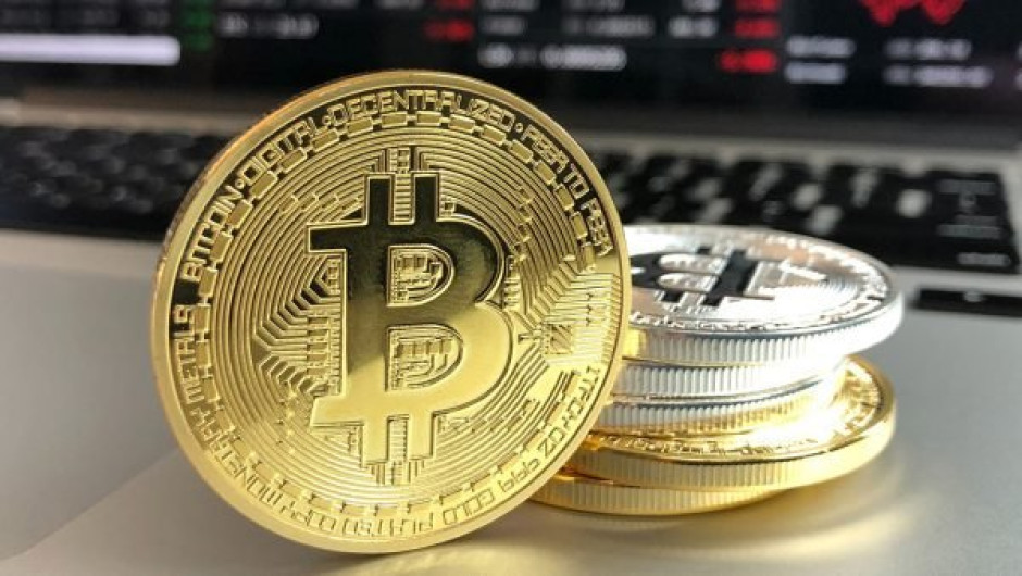 Registra Bitcoin nuevo récord histórico al superar los 50 mil dólares