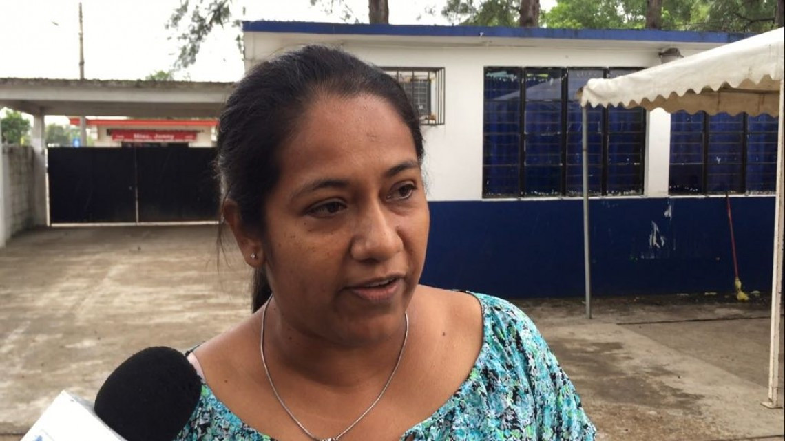 Niños de primaria estudian en el patio de la escuela