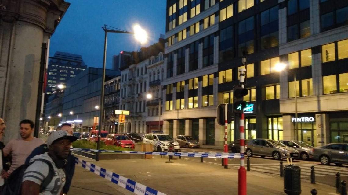 Hombre armado con un cuchillo ataca a dos soldados en Bruselas