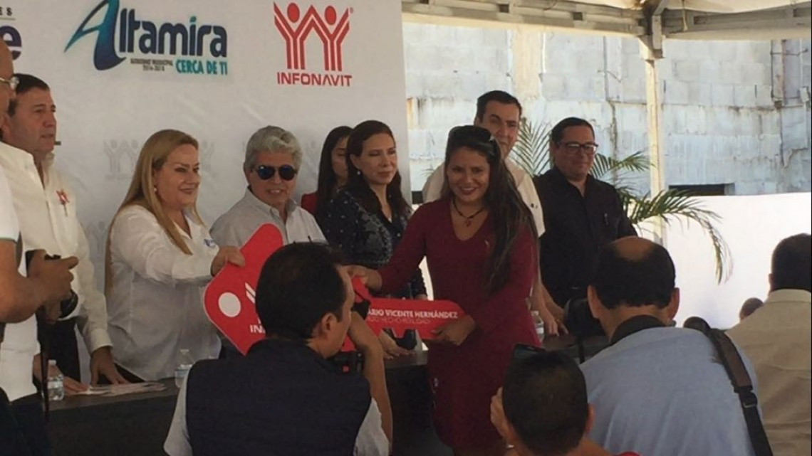 Se hacen entrega de escrituras a familias de Altamira