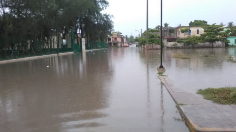 Se desborda canal a cielo abierto en la Borreguera