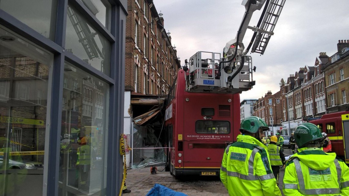 Un autobús de dos plantas se estrella contra una tienda en Londres