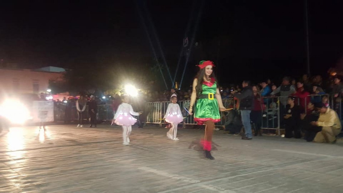 Disfrutan matamorenses de desfile y encendido de pino