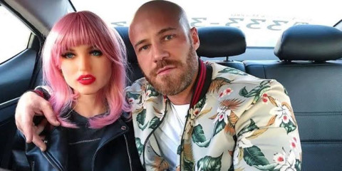 Fisicoculturista de divorcia de muñeca sexual para casarse con otra