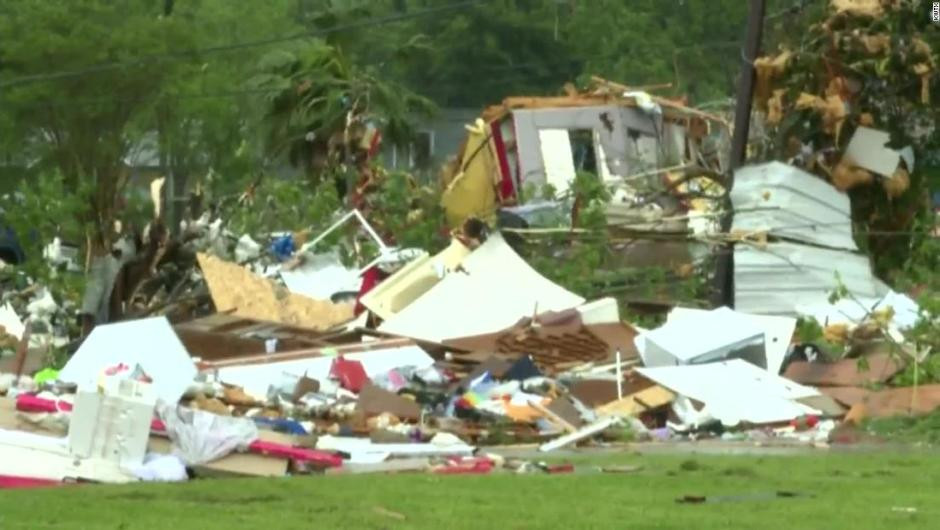 Aumenta el número de muertos tras tornados en Texas. 