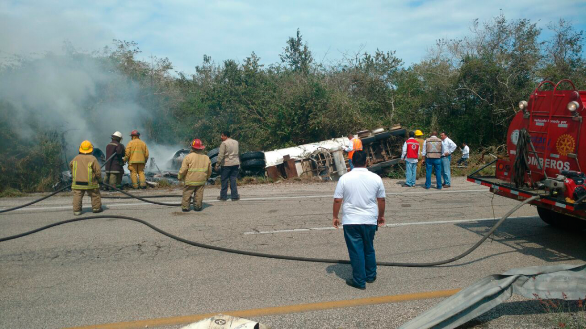 Chofer de tráiler muere quemado después de volcarse 