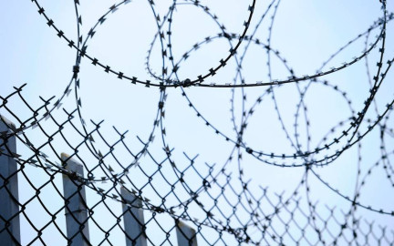 Gobierno de Biden presenta solicitud de emergencia para quitar alambre de púas en frontera con México