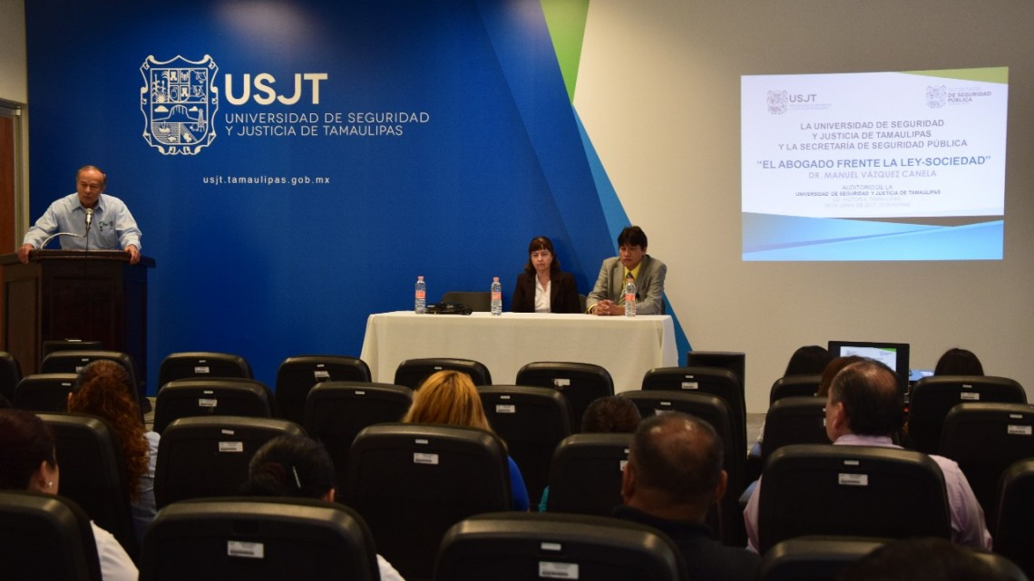 Celebran ponencia "El Abogado frente a la Ley-sociedad"