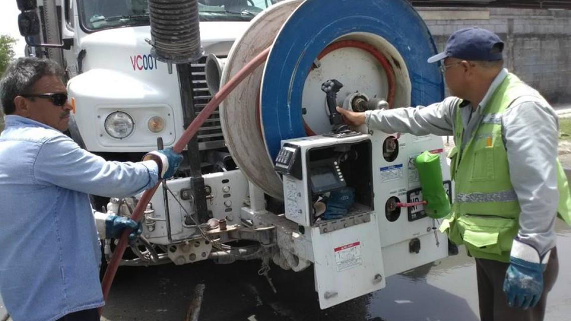 Comapa trabaja con equipo vactor