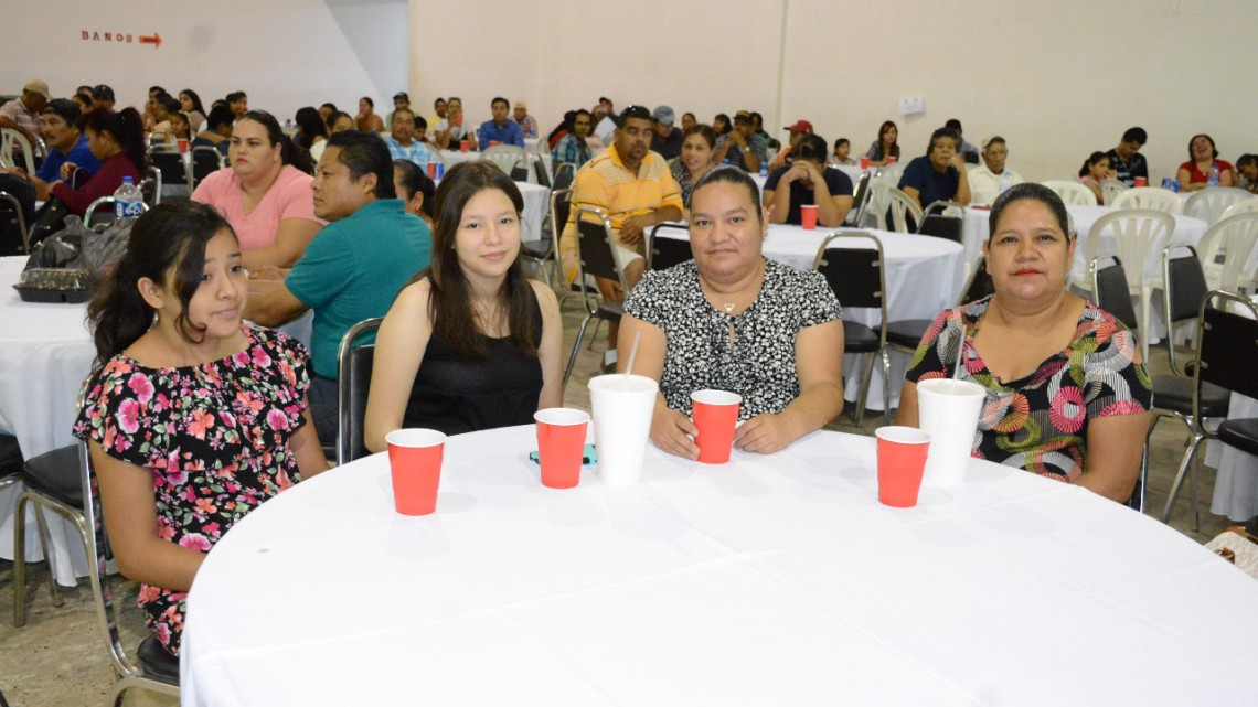 Felicita Maki a barrenderos en su día