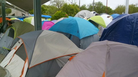Migrantes del puente podrían estar un año y medio mas en ese lugar: Enrique Maciel
