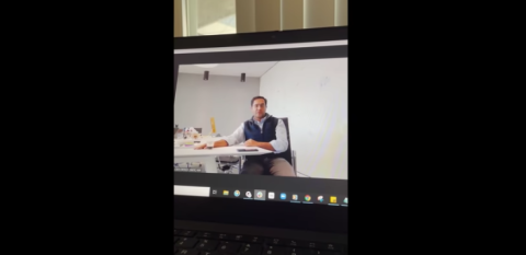 Todos en uno: Jefe despide a 900 empleados durante videollamada