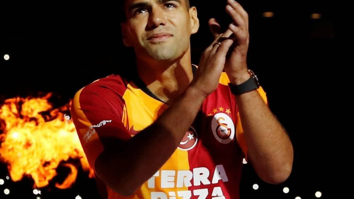 El estadio del Galatasaray ruge con la presentación de Falcao