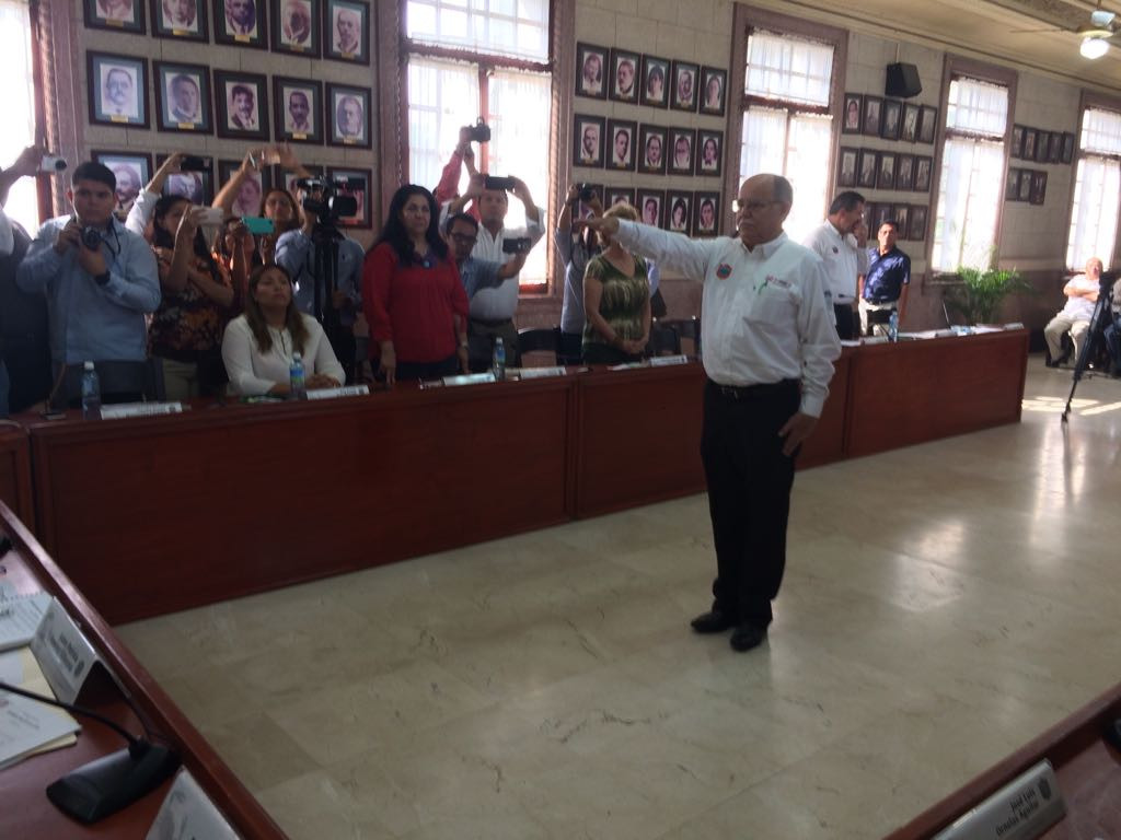 Entre abucheos, nombran a director de obras públicas