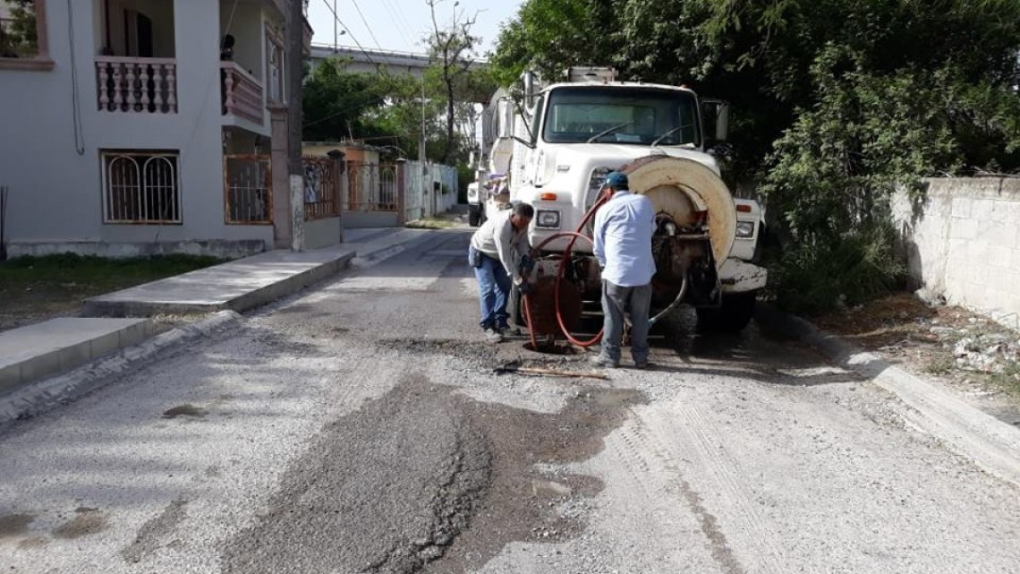 Comapa trabaja con equipo vactor
