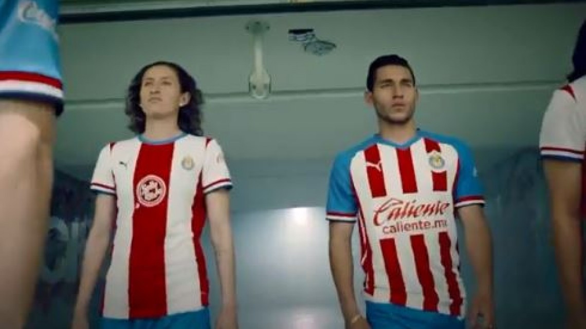 Chivas presenta sus nuevos uniformes 