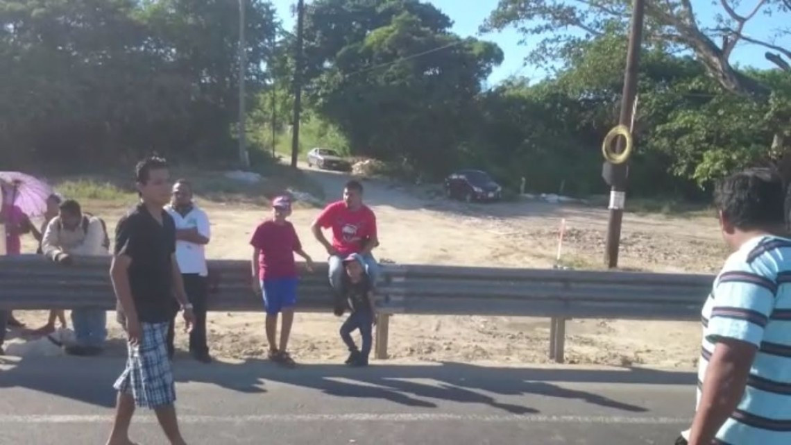 Residente de Altamira bloquean libramiento poniente, exigiendo liberación de su acceso