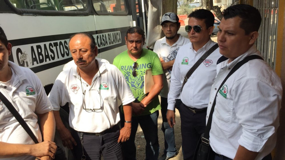 Chóferes se manifiestan, por cobros excesivos de los concesionarios