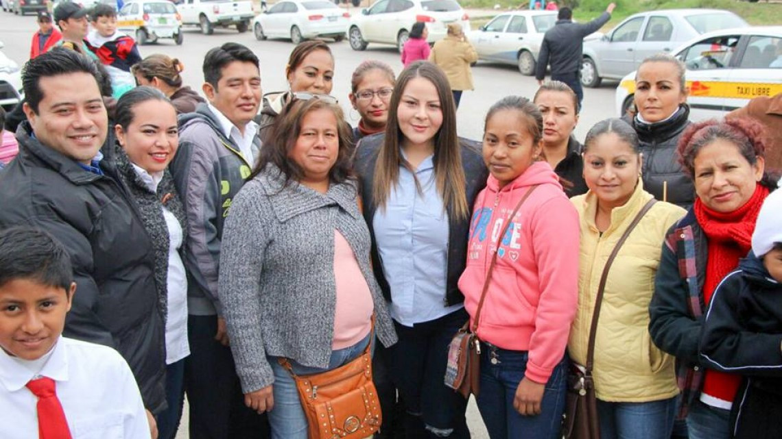 Inauguran construcción de guarniciones y banquetas