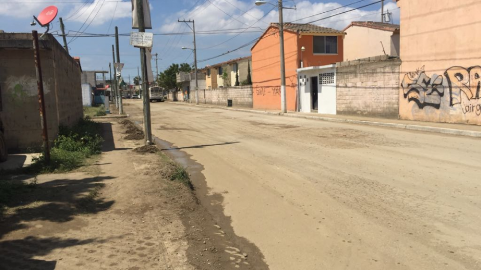 Vigilan recursos de FONDEN en calles dañadas por inundaciones