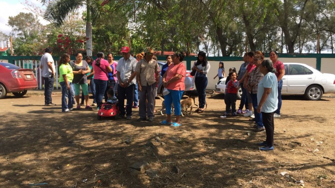 Entregan recetas escritas en hojas de cuaderno, sin sello ni firma