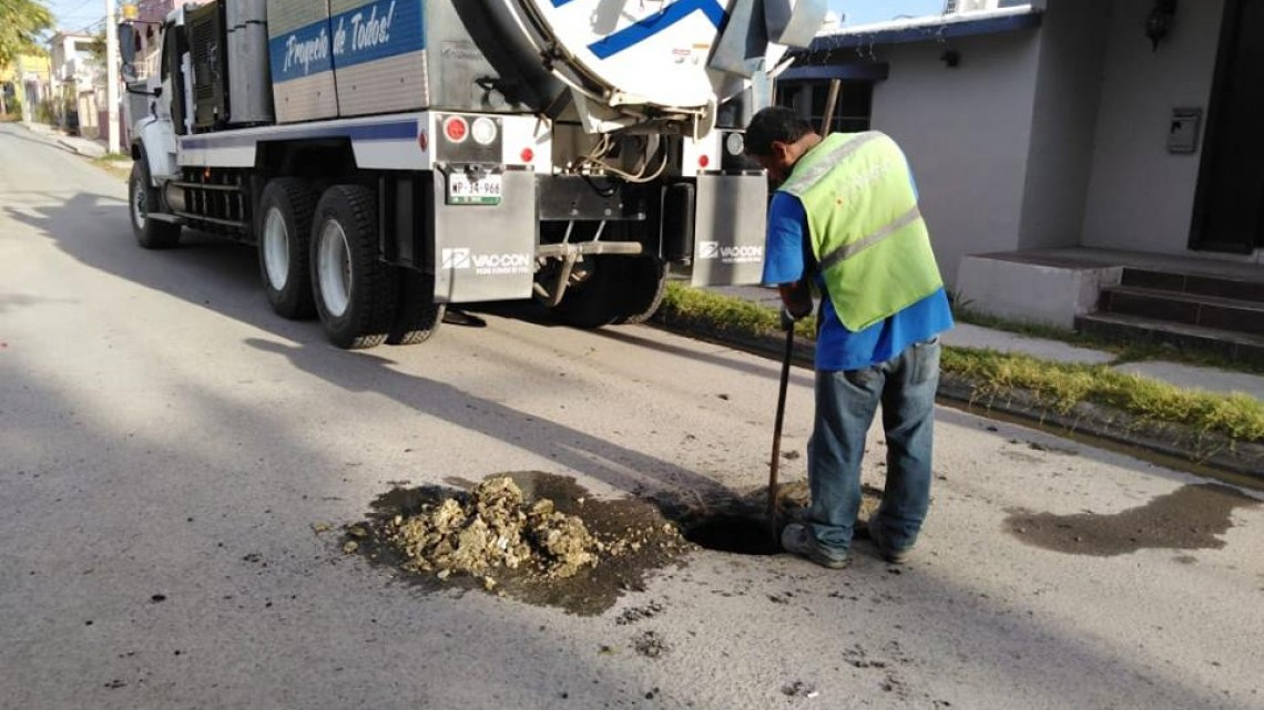 Comapa trabaja con equipo vactor